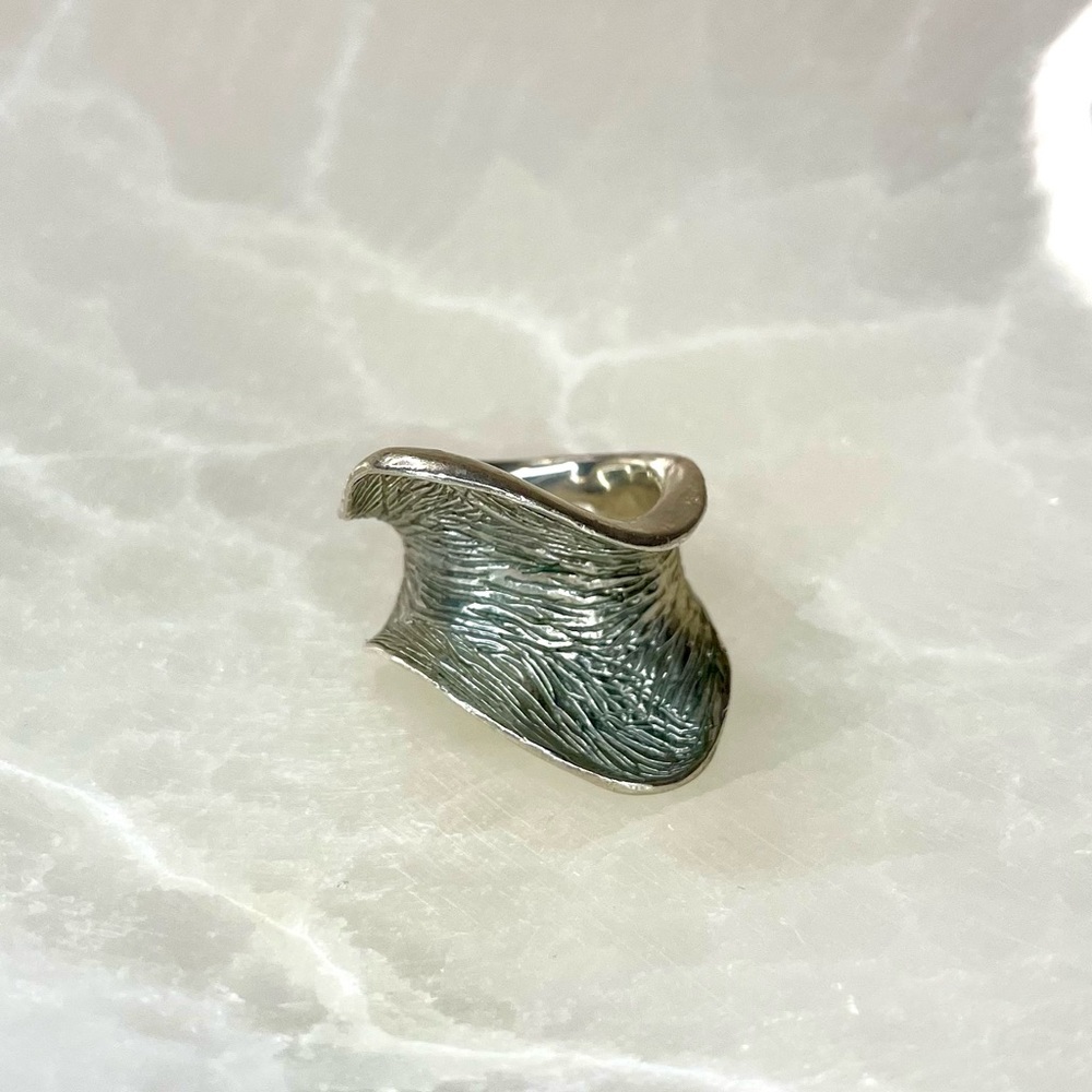 Sterling silver wave ring size 7.5
